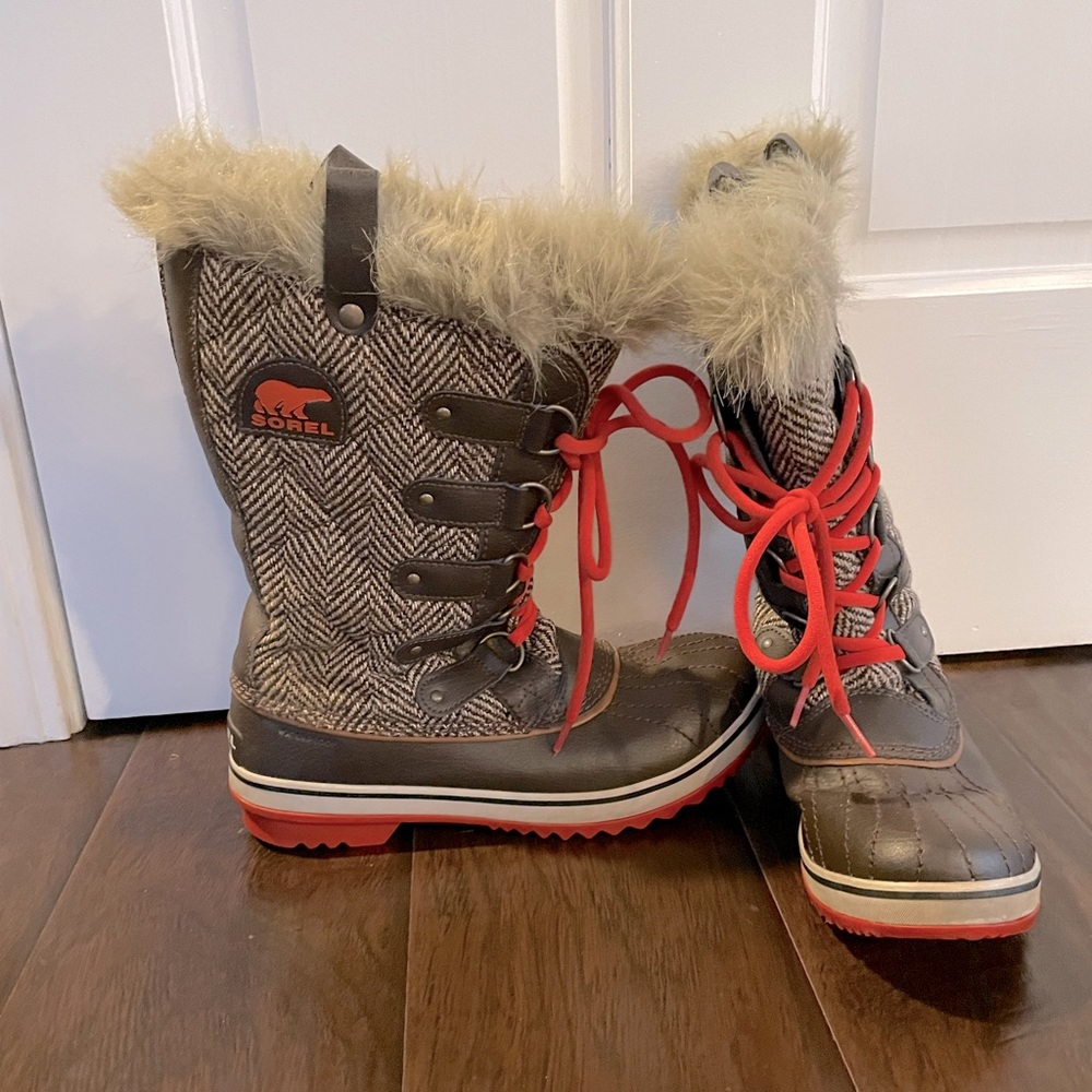🆕Sorel boots with orange laces and sole